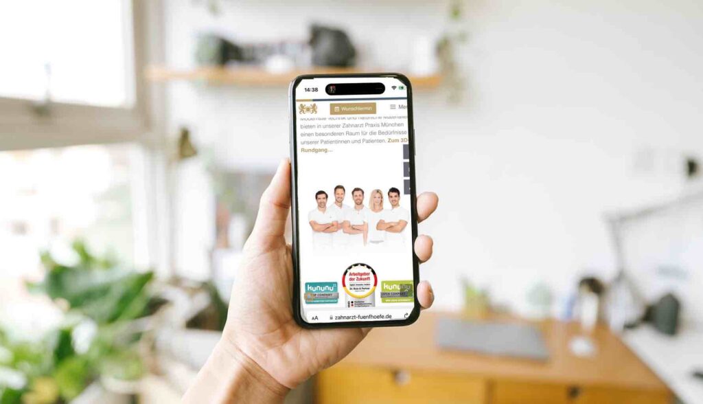Zahnarzt-Website auf der mobilen Ansicht am Smartphone