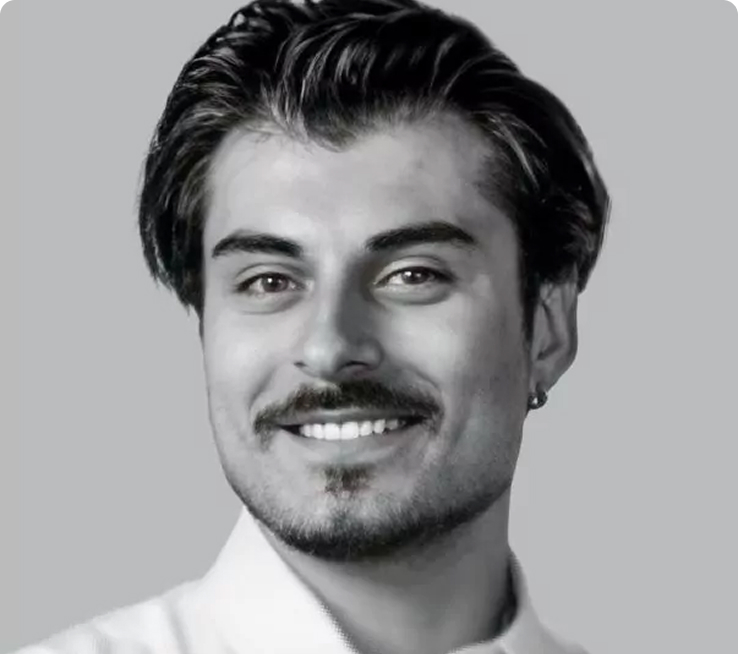 Art Director Adrian Lobo von DentalArmy – Experte für Praxismarketing, Design und visuelle Markenführung für Zahnärzte und Kieferorthopäden