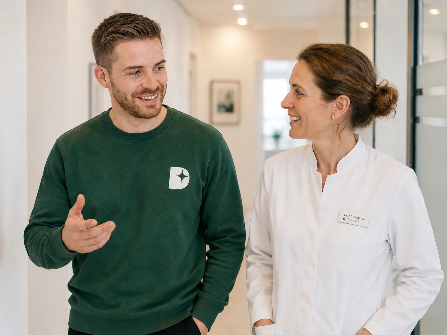 DentalArmy-Berater im Gespräch mit einer Zahnärztin auf dem Praxisflur