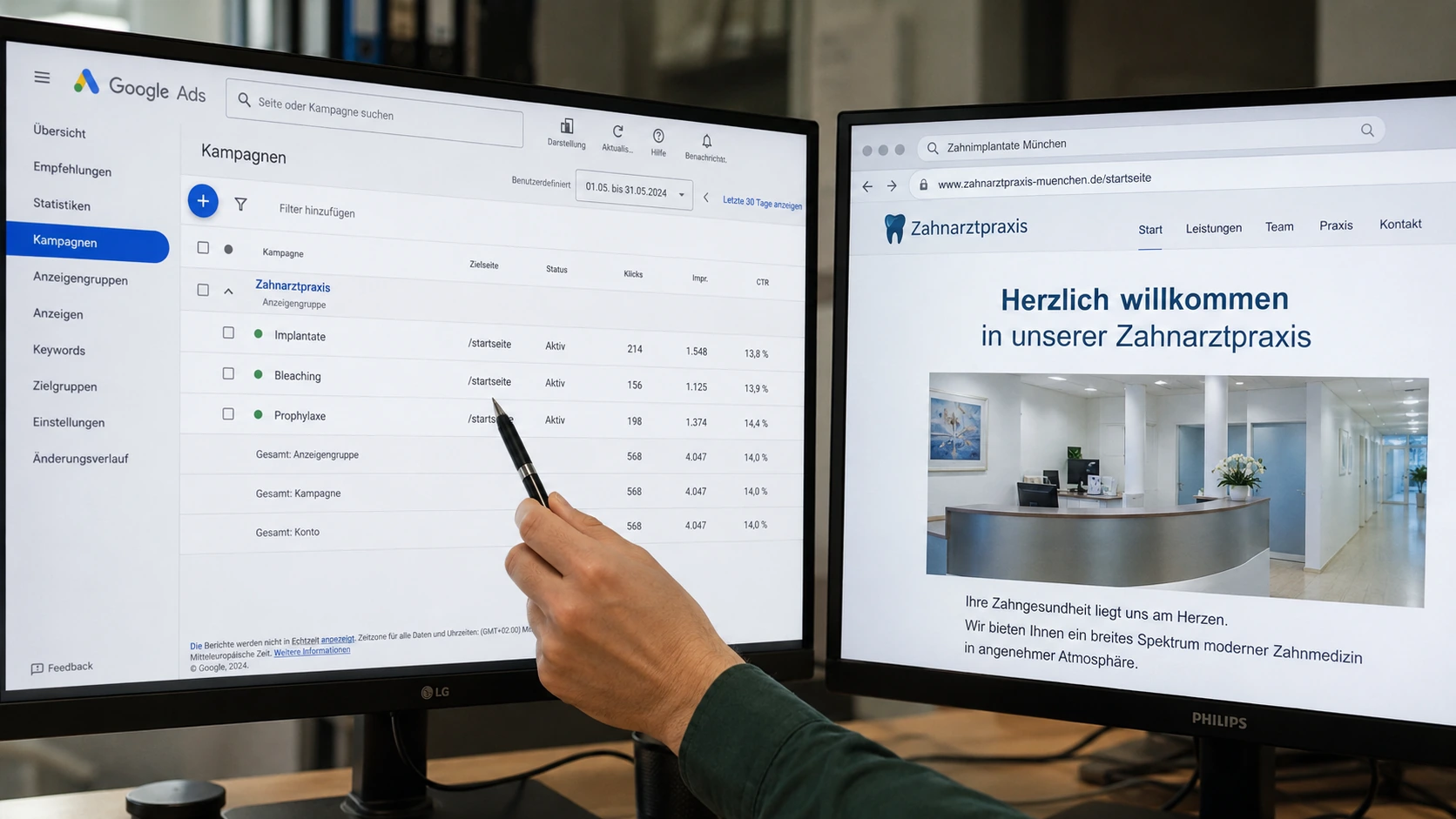 Google-Ads-Kampagne und Website einer Zahnarztpraxis auf zwei Monitoren